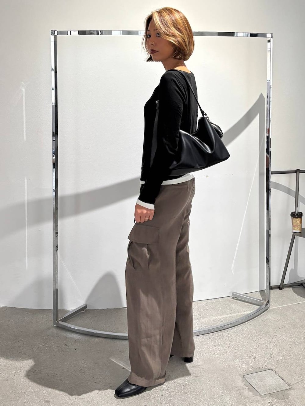 グリーン系のその他パンツ、ホワイト系のTシャツ/カットソー、ブラック系のTシャツ/カットソーを着用したレディースの秋コーディネートの2枚目の写真