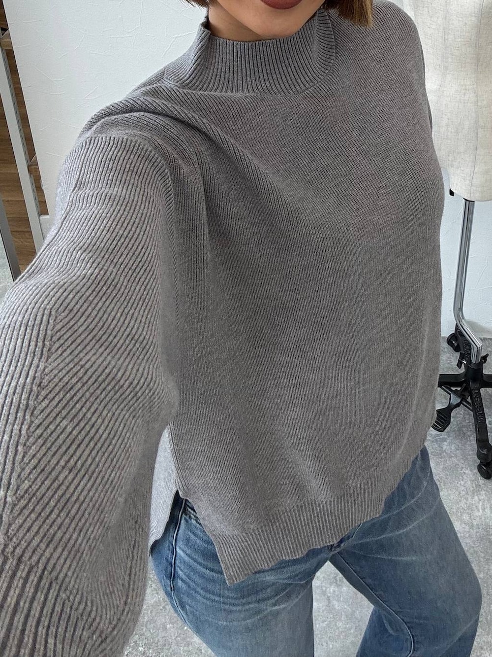 ブラック系のボストンバッグ、ブルー系のデニムパンツ、ブラック系のパンプスを着用したレディースの秋コーディネートの2枚目の写真