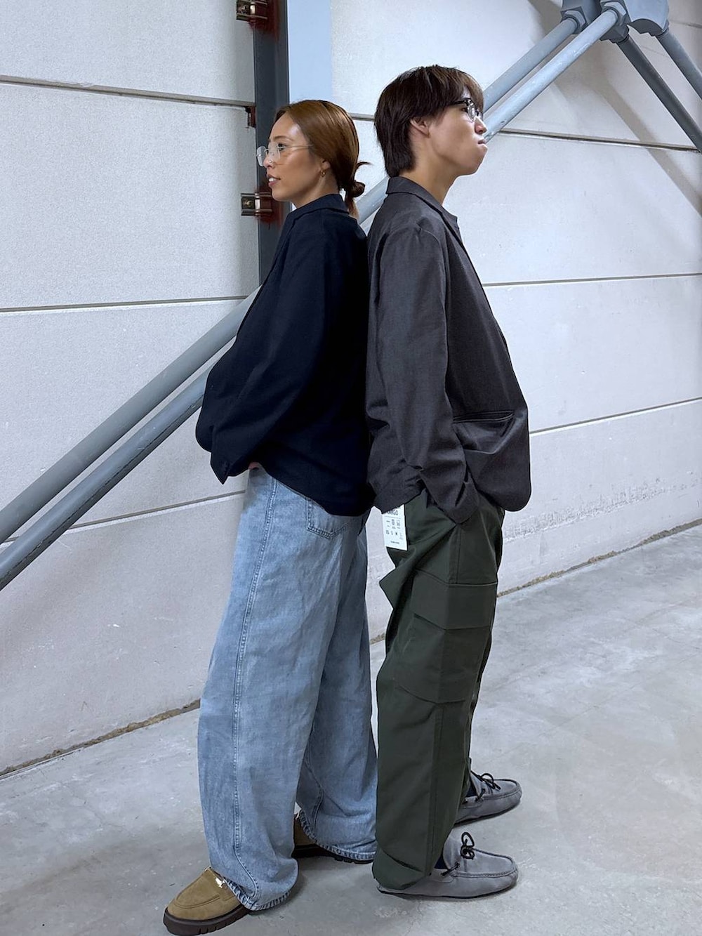 グリーン系のカーゴパンツ、ブルー系のデニムパンツ、ブラック系のTシャツ/カットソーを着用したレディースの秋コーディネートの5枚目の写真