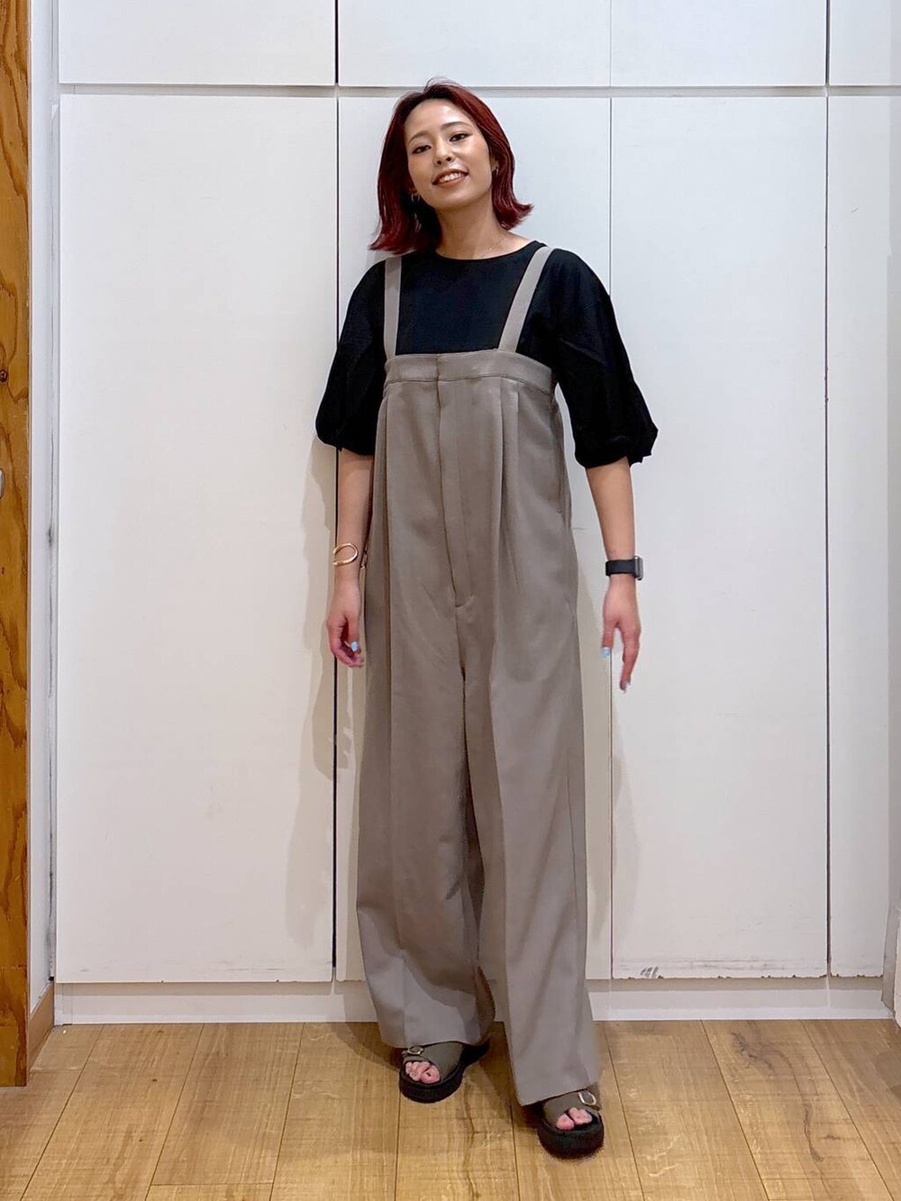 「体型カバー、高見え、高身長、ママコーデ、骨格ストレート、GLOBAL WORK、着痩せ・細見え」｜「GLOBAL WORKのお手入れラクラクセットアップ/オールインワン/289099（つなぎ/オールインワン、ベージュ系）」を使った、ココさん（レディース・165cm）の春コーディネートの5枚目の写真