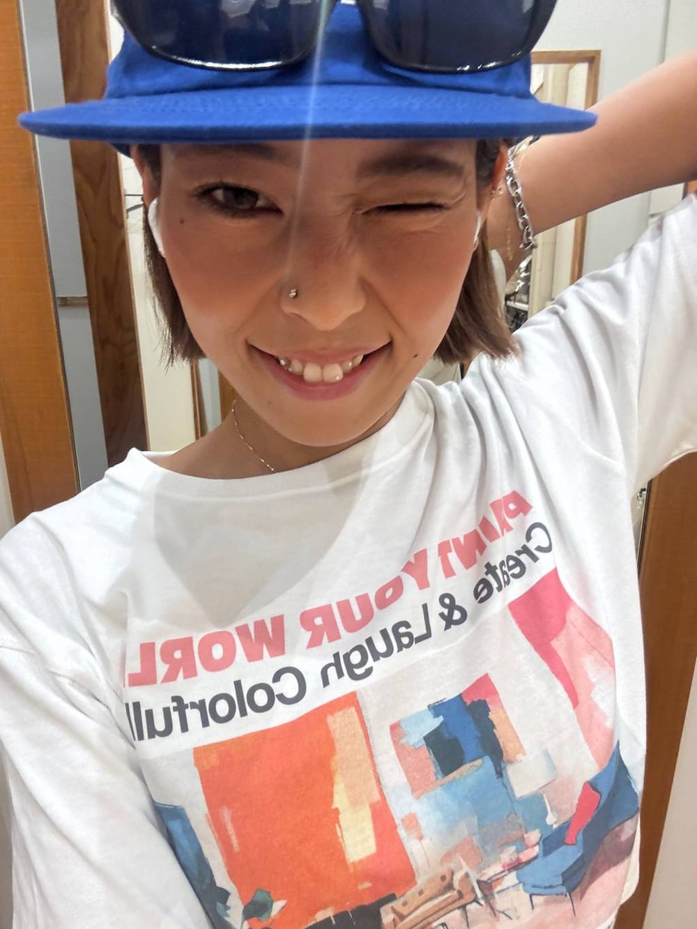 ホワイト系のTシャツ/カットソー、ブラウン系のその他パンツを着用したレディースの秋コーディネートの5枚目の写真