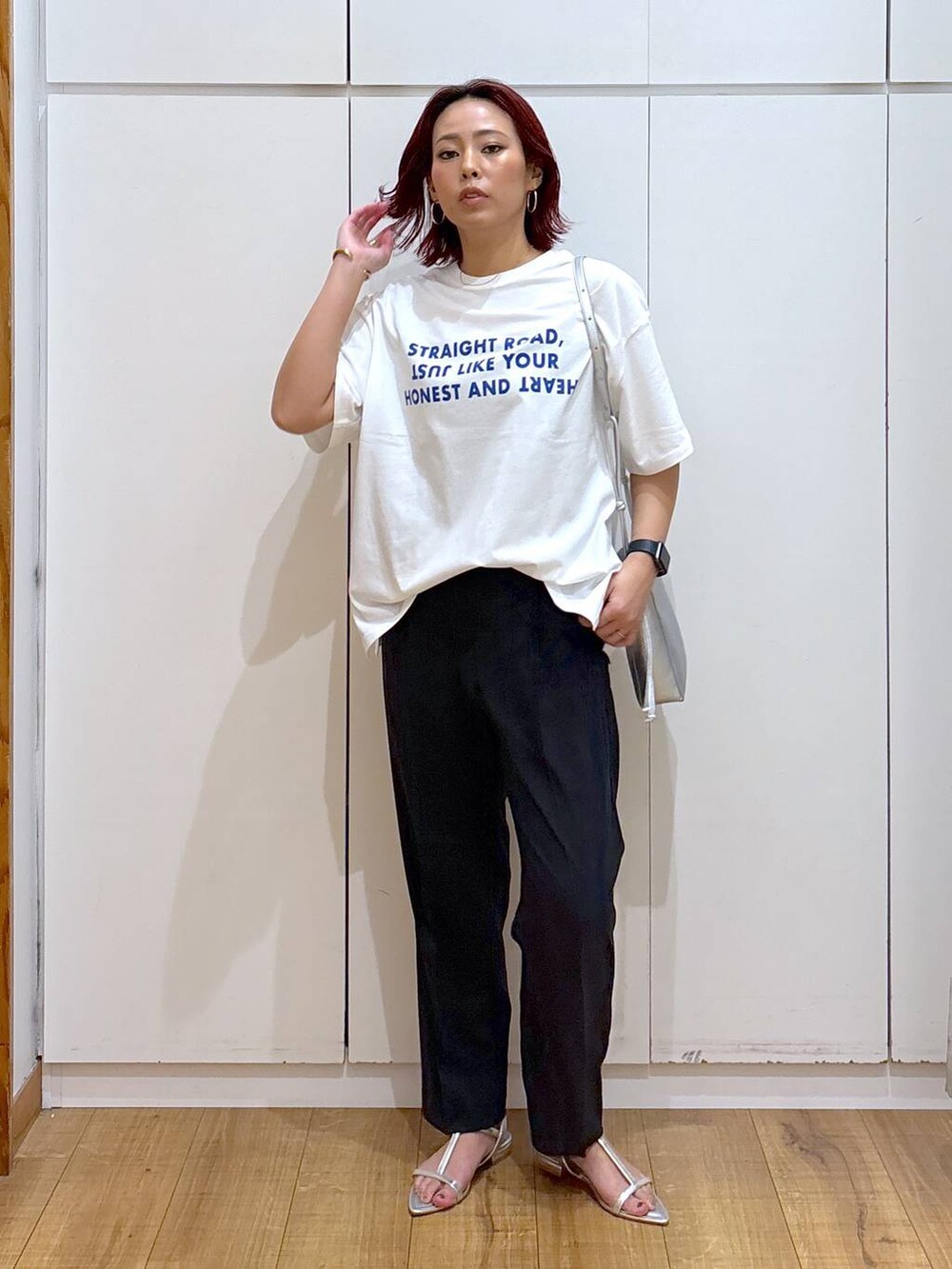 ホワイト系のTシャツ/カットソー、ブラック系のその他パンツ、シルバー系のショルダーバッグを着用したレディースの春コーディネートの3枚目の写真