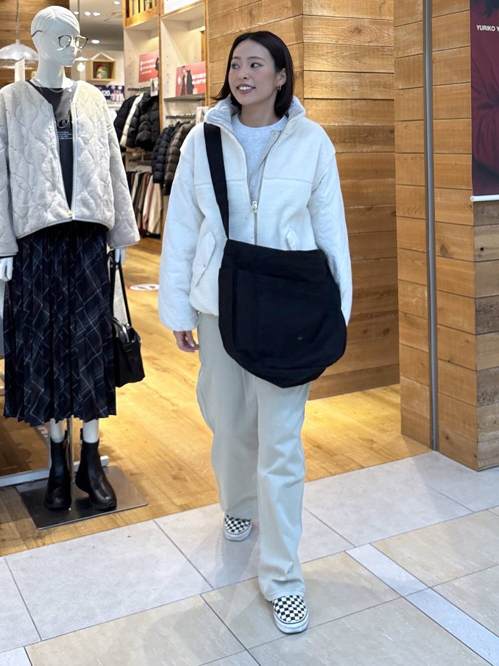 ホワイト系のブルゾン、ベージュ系のデニムパンツ、グレー系のスウェットを着用したレディースの秋コーディネートの3枚目の写真