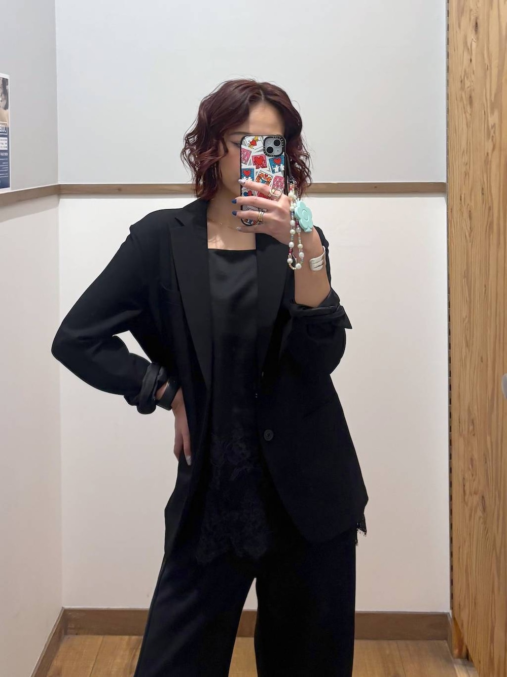 ブラック系のテーラードジャケット、ブラック系のスウェットパンツ、ブラック系のキャミソールを着用したレディースの春コーディネートの4枚目の写真