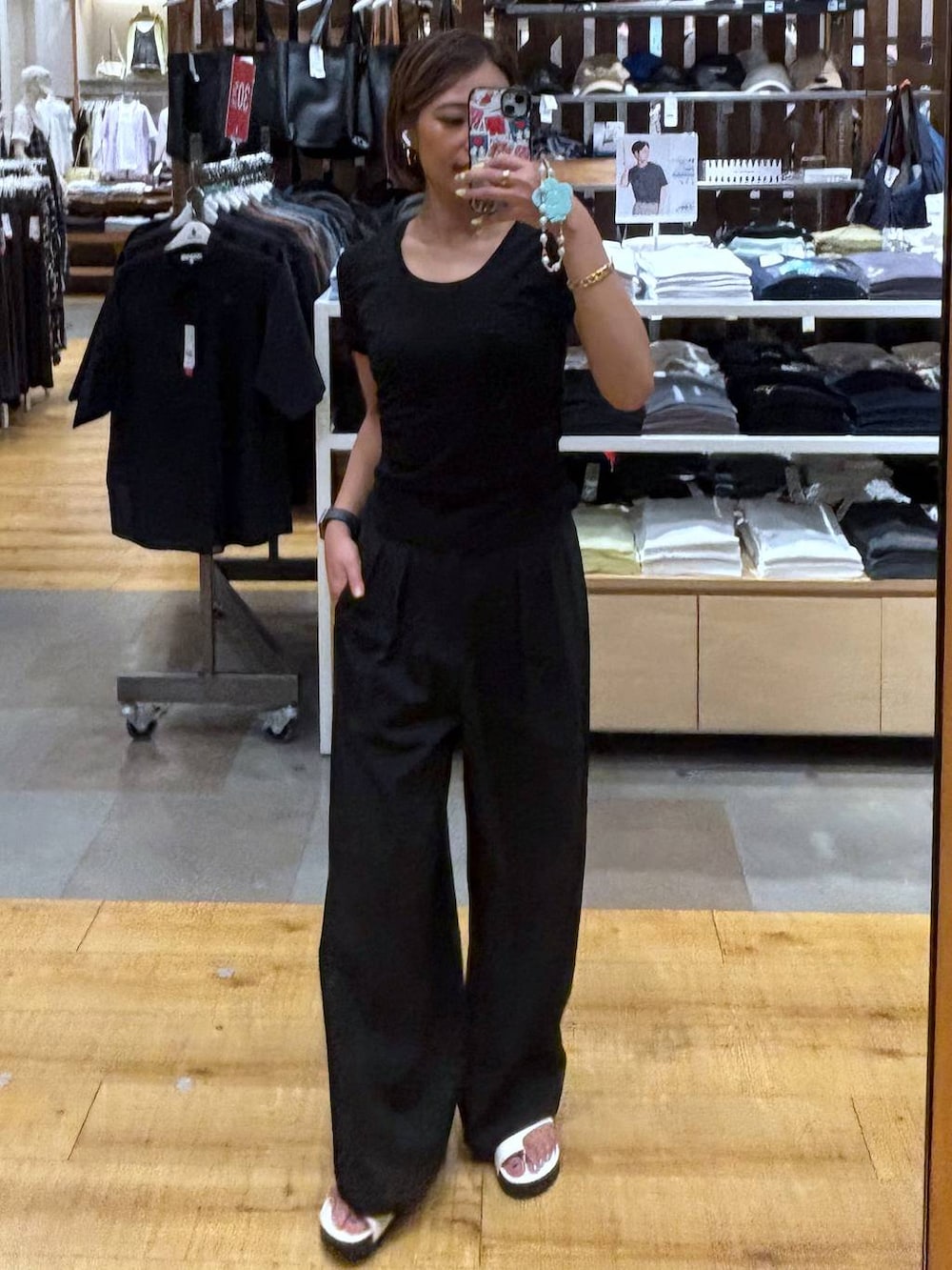 ブラック系のその他パンツ、ホワイト系のサンダルを着用したレディースの夏コーディネートの3枚目の写真