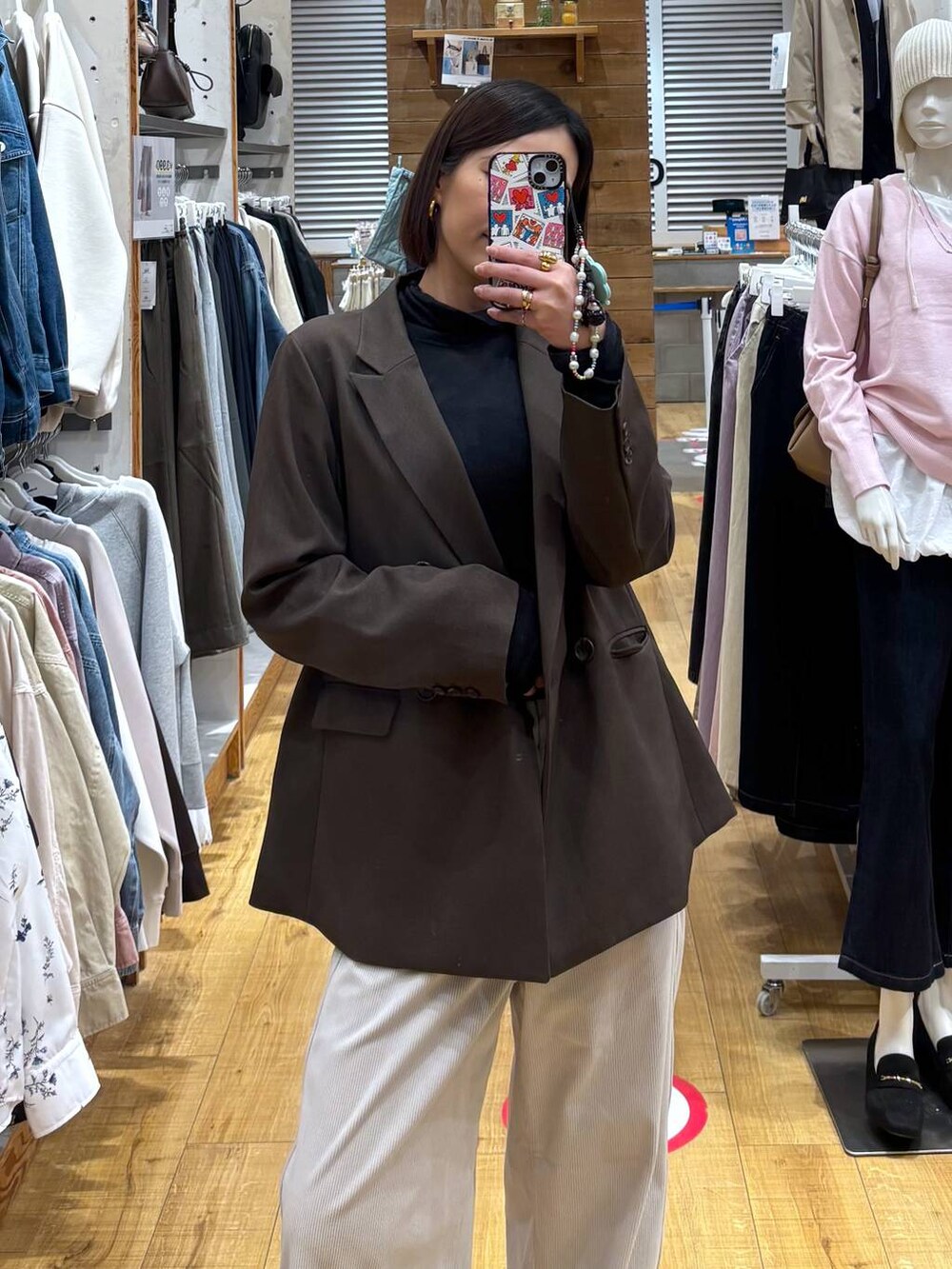 グレー系のその他パンツ、ブラック系のTシャツ/カットソー、ブラック系のブーツを着用したレディースの冬コーディネートの5枚目の写真