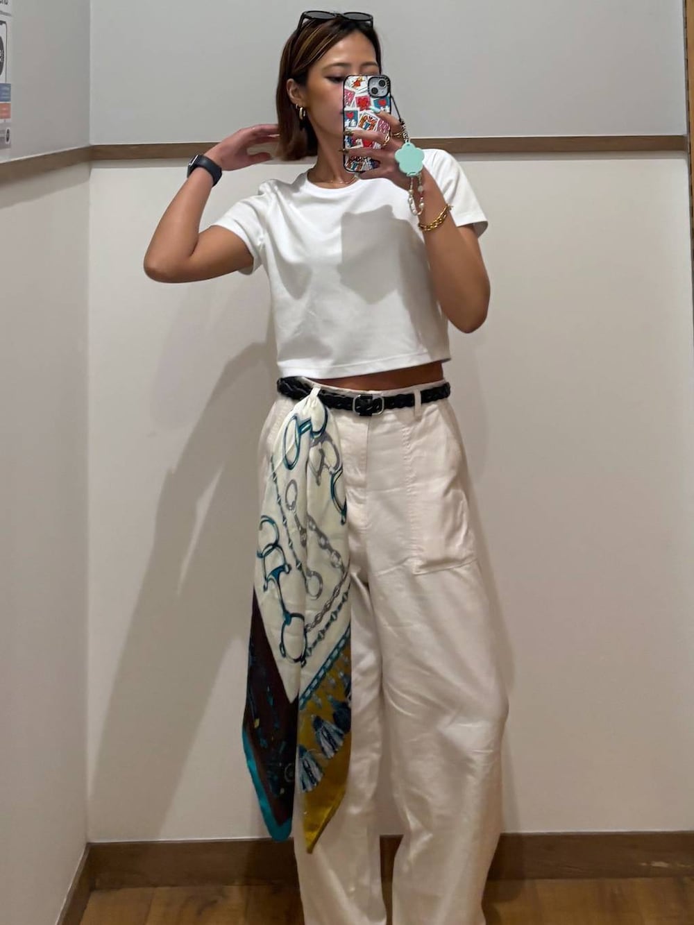 ベージュ系のその他パンツ、その他のバンダナ/スカーフを着用したレディースの夏コーディネートの4枚目の写真