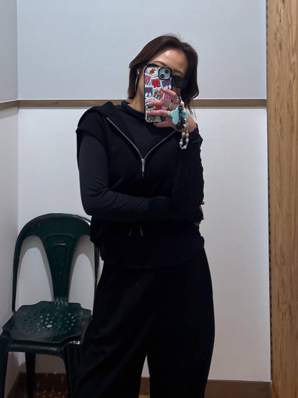 ブラック系のTシャツ/カットソー、ブラック系のベストを着用したレディースの冬コーディネートの5枚目の写真