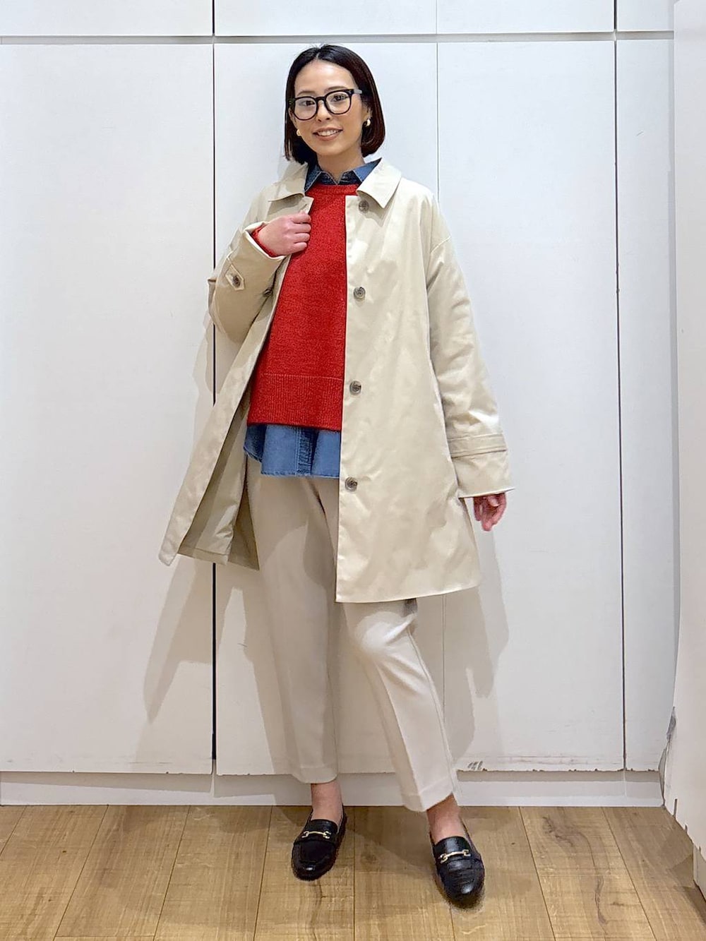 ブラック系のローファー、ブルー系のシャツ/ブラウス、レッド系のニット/セーターを着用したレディースの冬コーディネートの5枚目の写真