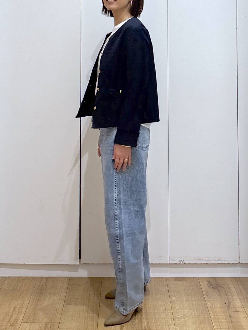 ホワイト系のTシャツ/カットソー、ブルー系のテーラードジャケット、ベージュ系のブーツを着用したレディースの冬コーディネートの7枚目の写真