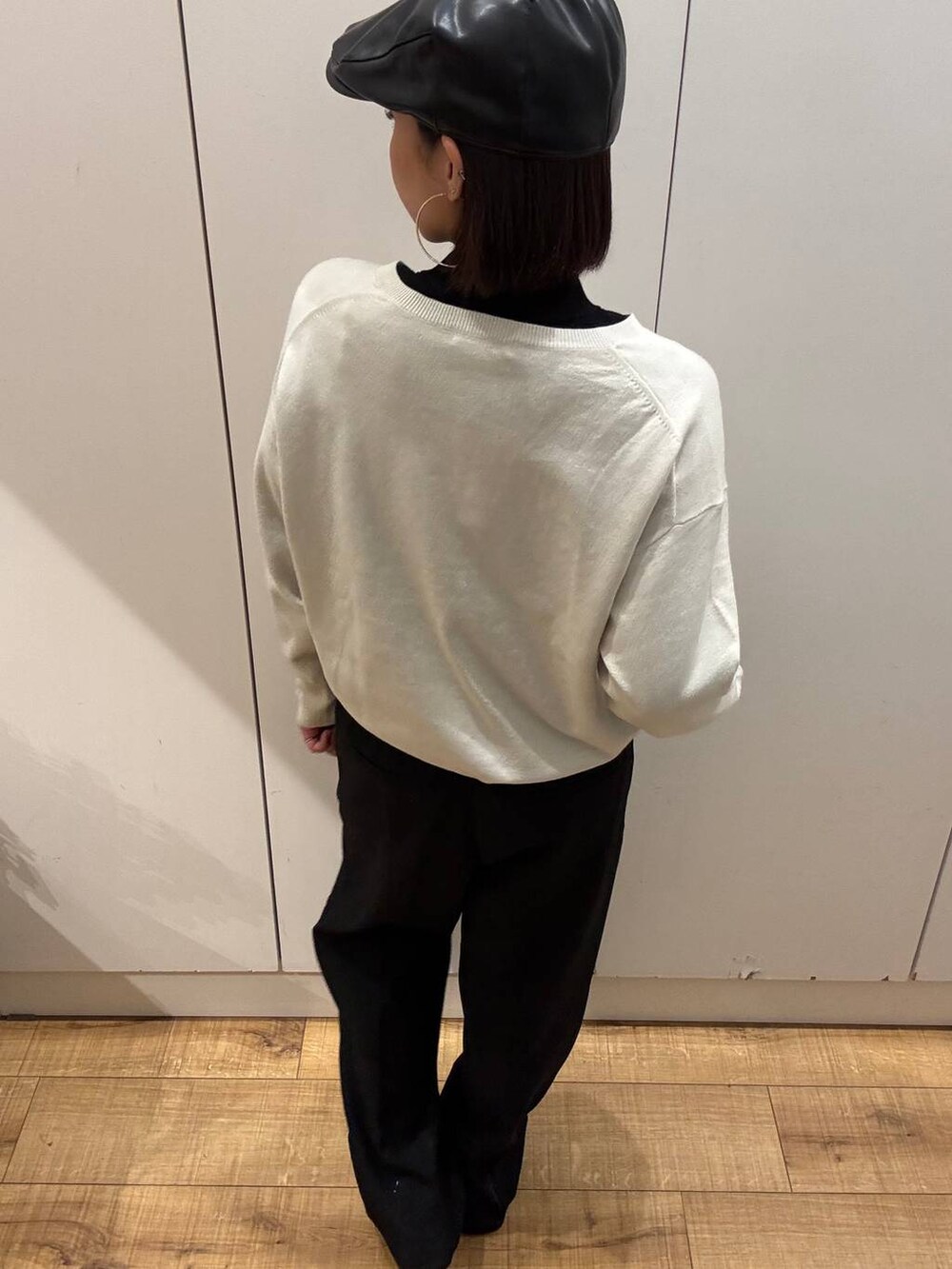 ブラック系のニット/セーター、ブラック系のその他パンツ、グレー系のニット/セーターを着用したレディースの秋コーディネートの3枚目の写真