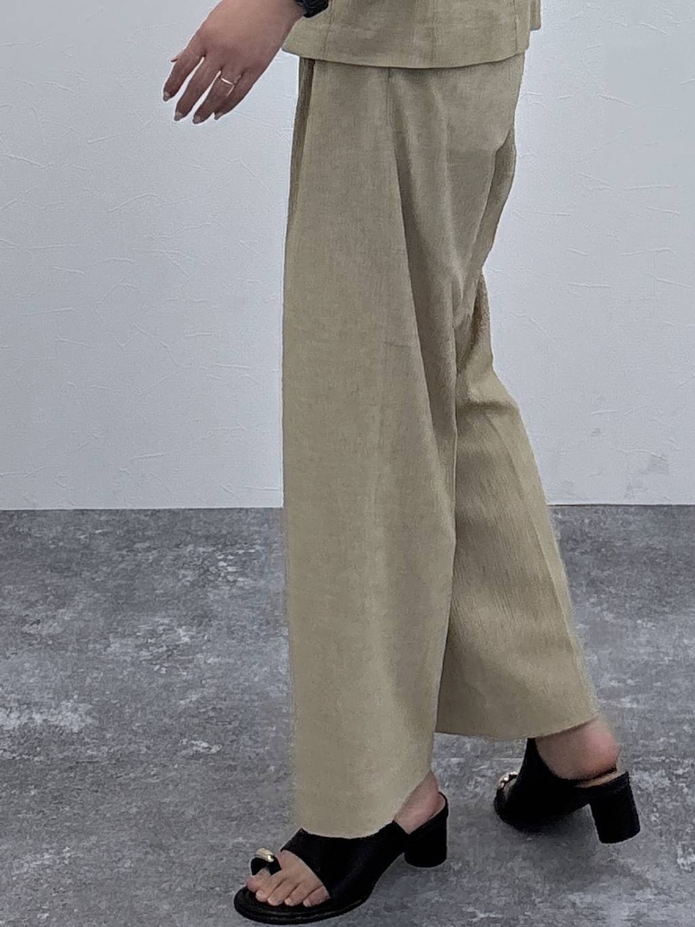 ベージュ系のその他パンツ、ベージュ系のベスト、ゴールド系のネックレスを着用したレディースの春コーディネートの4枚目の写真