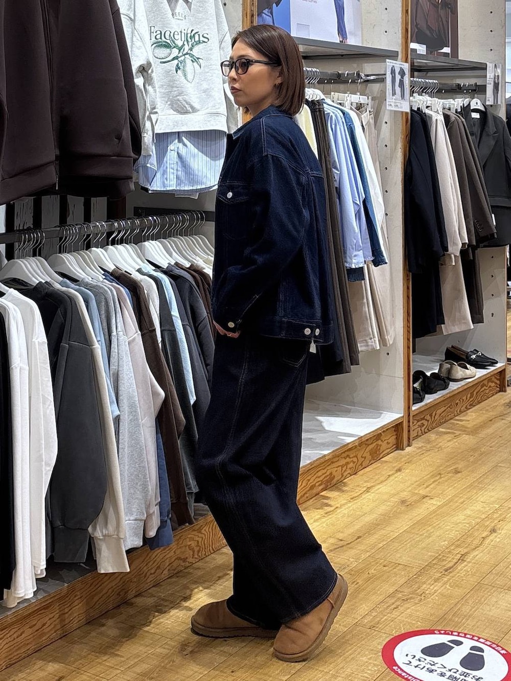 ブルー系のデニムパンツ、ブルー系のデニムジャケットを着用したレディースの冬コーディネートの6枚目の写真