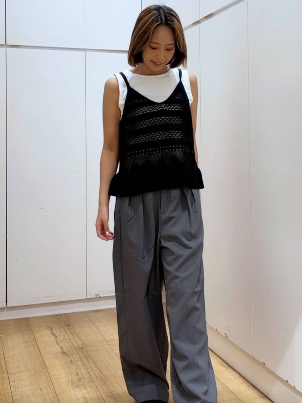 グレー系のその他パンツ、ブラック系のベストを着用したレディースの春コーディネートの5枚目の写真