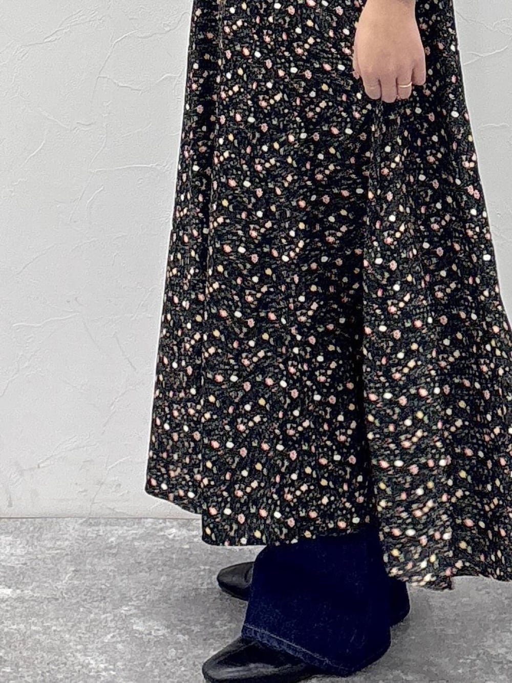 ブラック系のブーツ、ゴールド系のピアス（両耳用）、ゴールド系のリングを着用したレディースの冬コーディネートの2枚目の写真