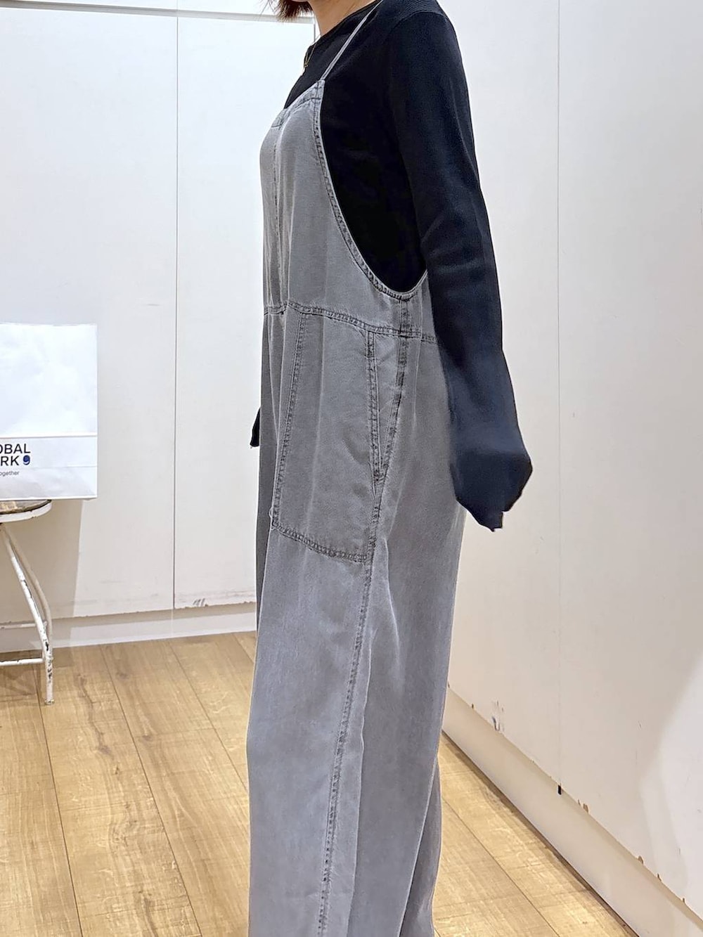 ブラック系のサロペット/オーバーオール、ゴールド系のネックレスを着用したレディースの春コーディネートの7枚目の写真