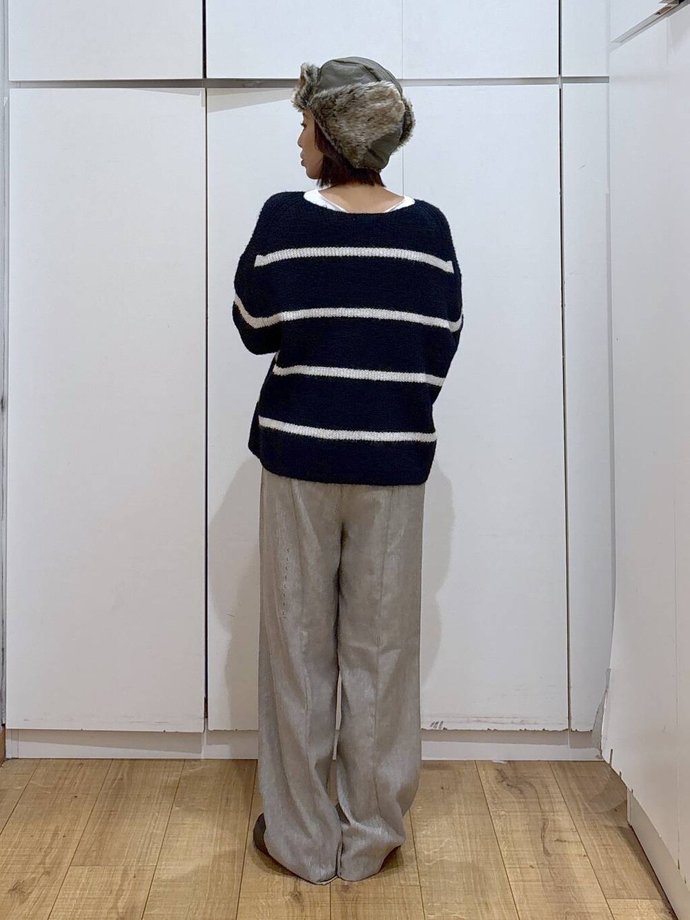 ブラック系のその他パンツ、ブルー系のニット/セーター、グリーン系のその他シューズを着用したレディースの秋コーディネートの3枚目の写真