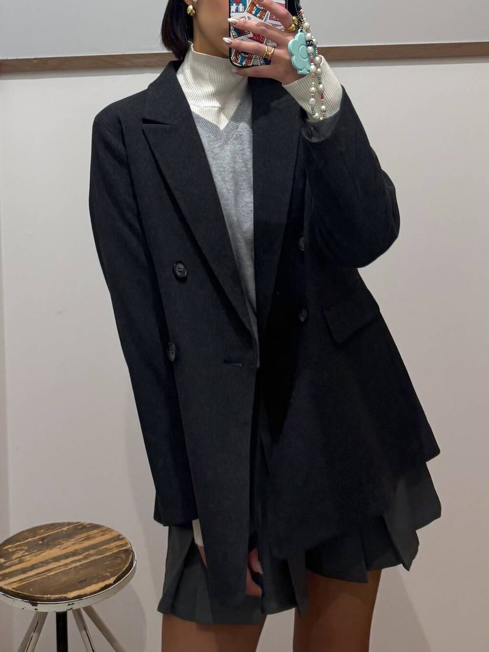 ホワイト系のニット/セーター、レッド系のその他シューズ、グレー系のニット/セーターを着用したレディースの秋コーディネートの3枚目の写真