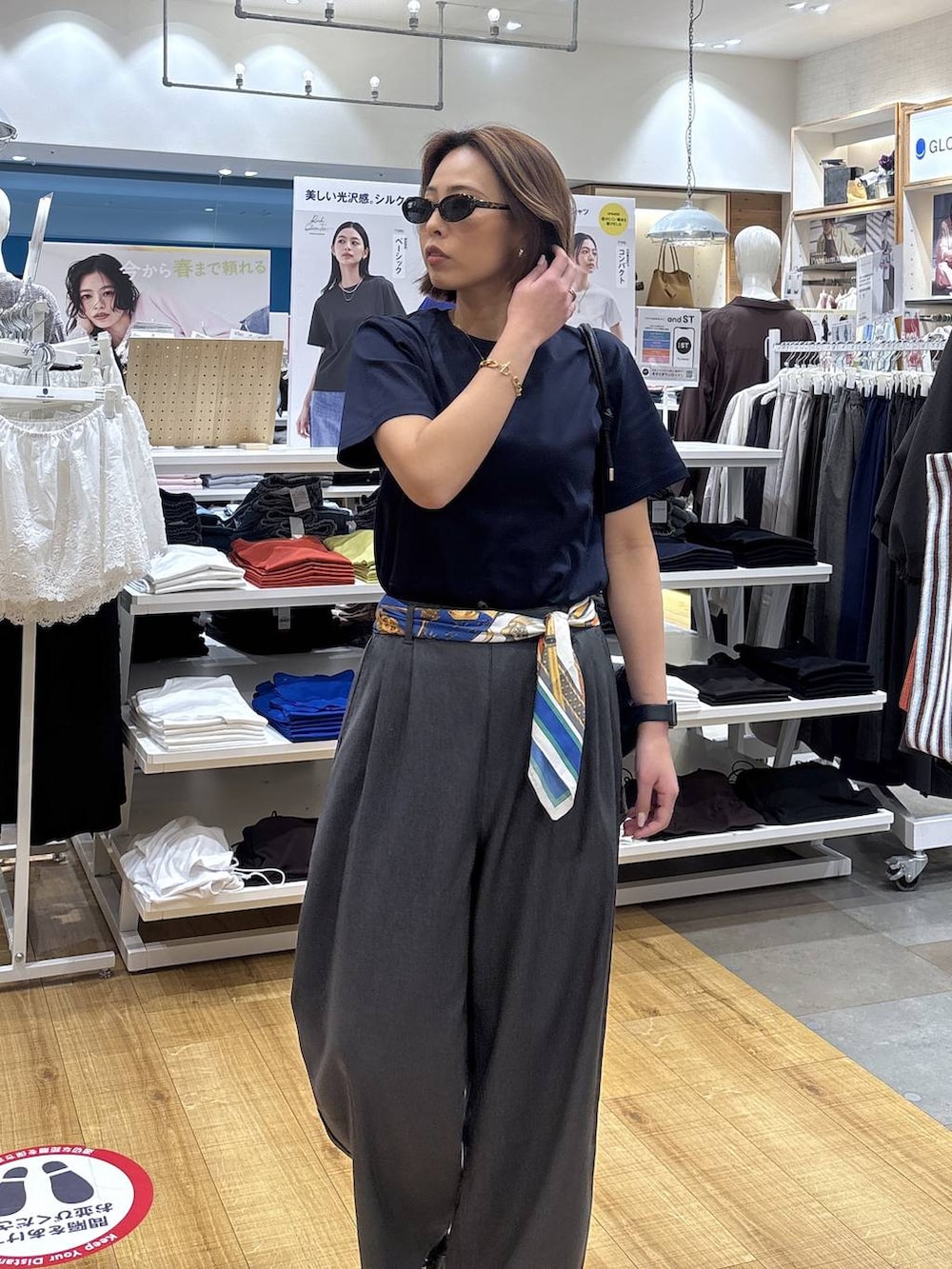 ブラック系のショルダーバッグ、グレー系のその他パンツ、ブルー系のTシャツ/カットソーを着用したレディースの春コーディネートの4枚目の写真