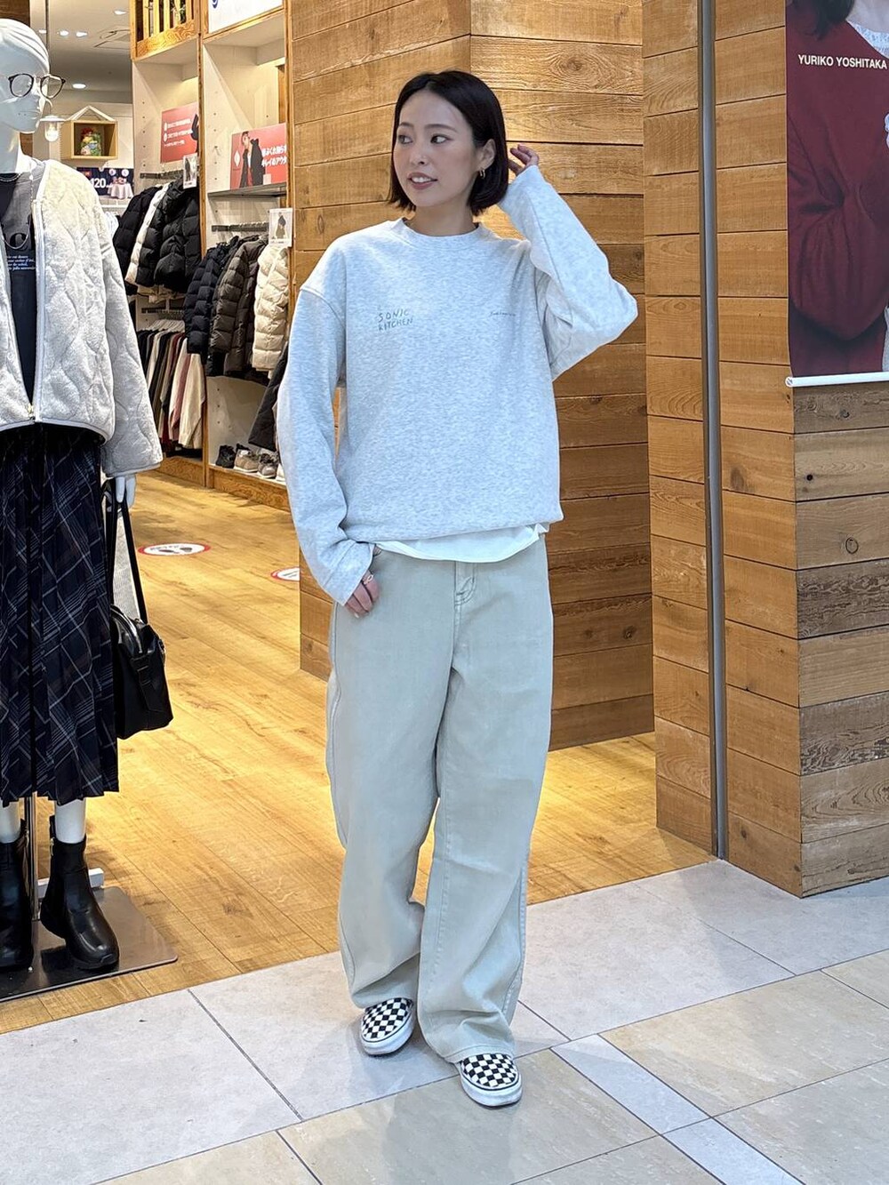 ホワイト系のブルゾン、ベージュ系のデニムパンツ、グレー系のスウェットを着用したレディースの秋コーディネートの9枚目の写真