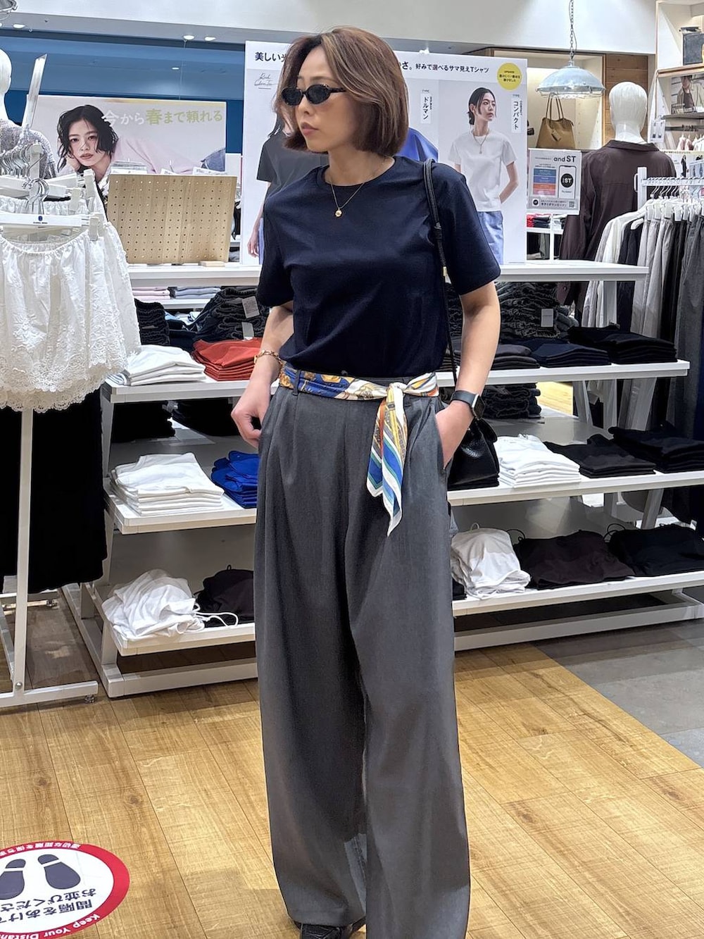 ブラック系のショルダーバッグ、グレー系のその他パンツ、ブルー系のTシャツ/カットソーを着用したレディースの春コーディネートの3枚目の写真