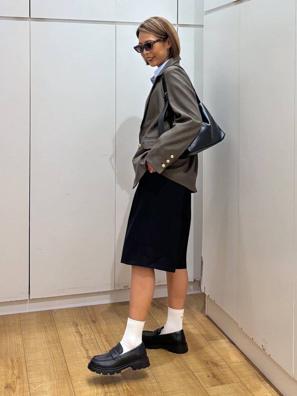 ブラック系のローファー、ブルー系のシャツ/ブラウス、ブルー系のその他パンツを着用したレディースの秋コーディネートの3枚目の写真
