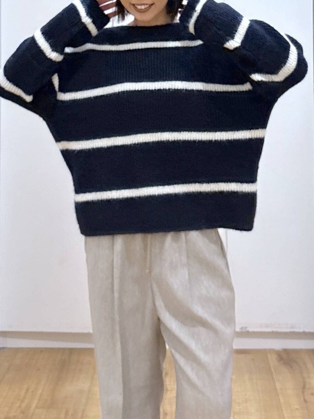 ブラック系のその他パンツ、ブルー系のニット/セーター、グリーン系のその他シューズを着用したレディースの秋コーディネートの5枚目の写真