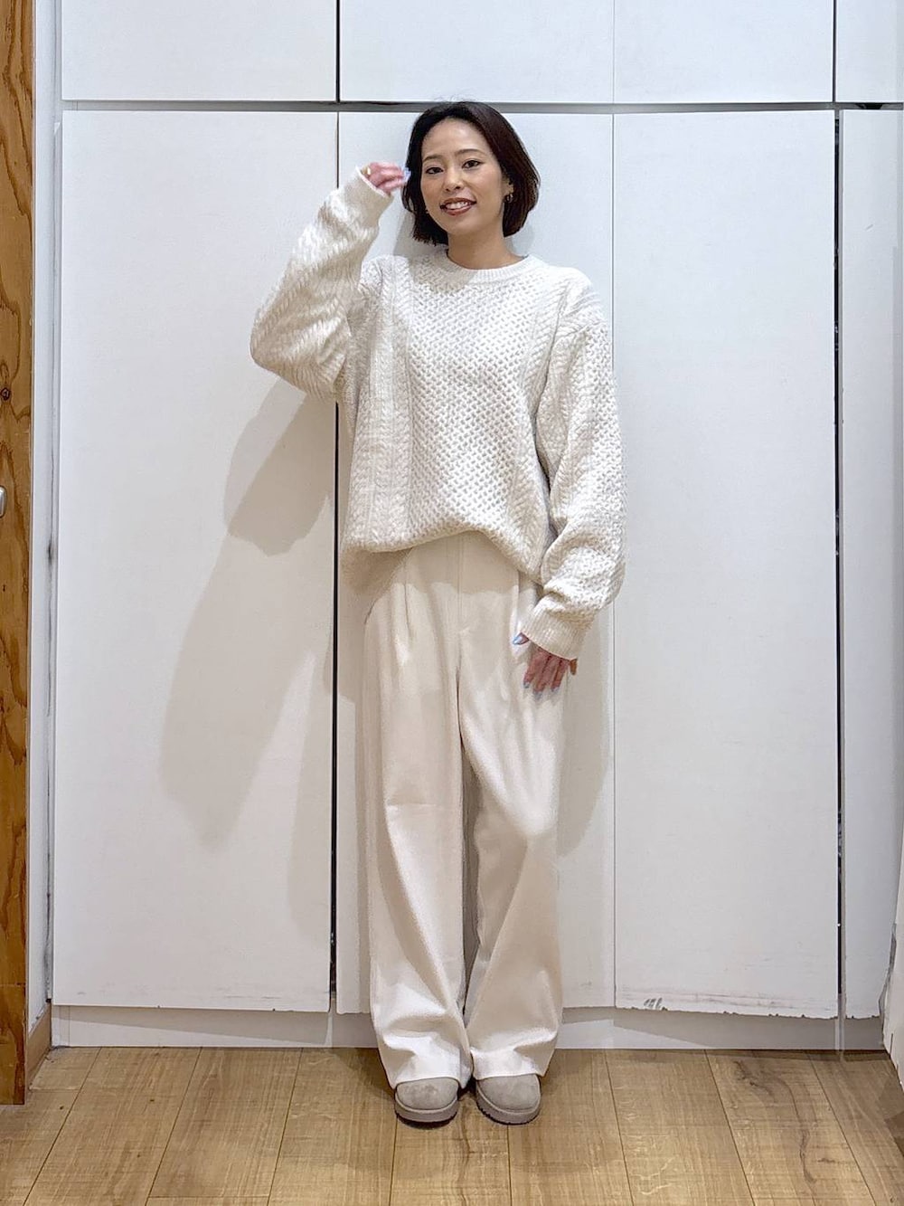 ホワイト系のニット/セーター、グレー系のその他パンツ、ベージュ系のブーツを着用したレディースの冬コーディネートの4枚目の写真