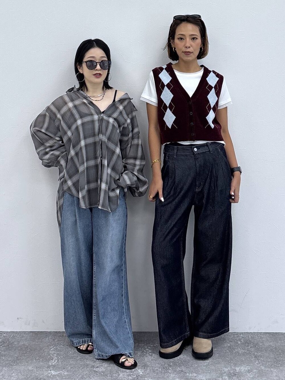 ブラック系のサンダル、ブラック系のシャツ/ブラウス、ホワイト系のTシャツ/カットソーを着用したレディースの夏コーディネートの3枚目の写真