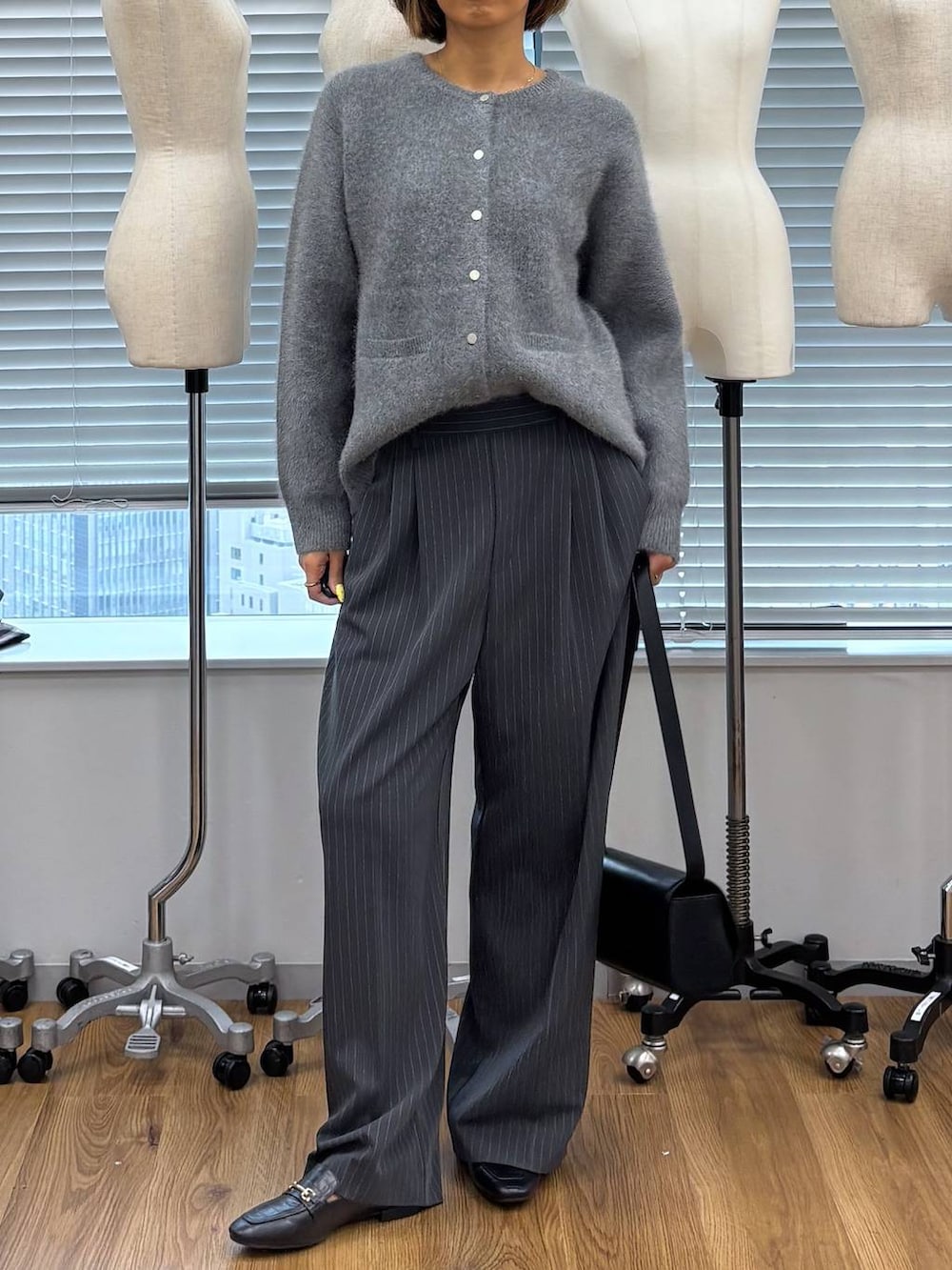グレー系のその他パンツ、ブラック系のショルダーバッグ、ブラック系のローファーを着用したレディースの秋コーディネートの2枚目の写真