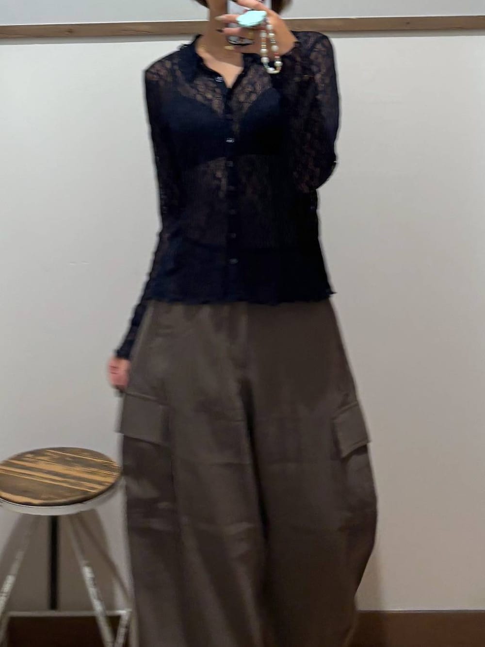 グリーン系のその他パンツ、ブルー系のシャツ/ブラウスを着用したレディースの秋コーディネートの2枚目の写真