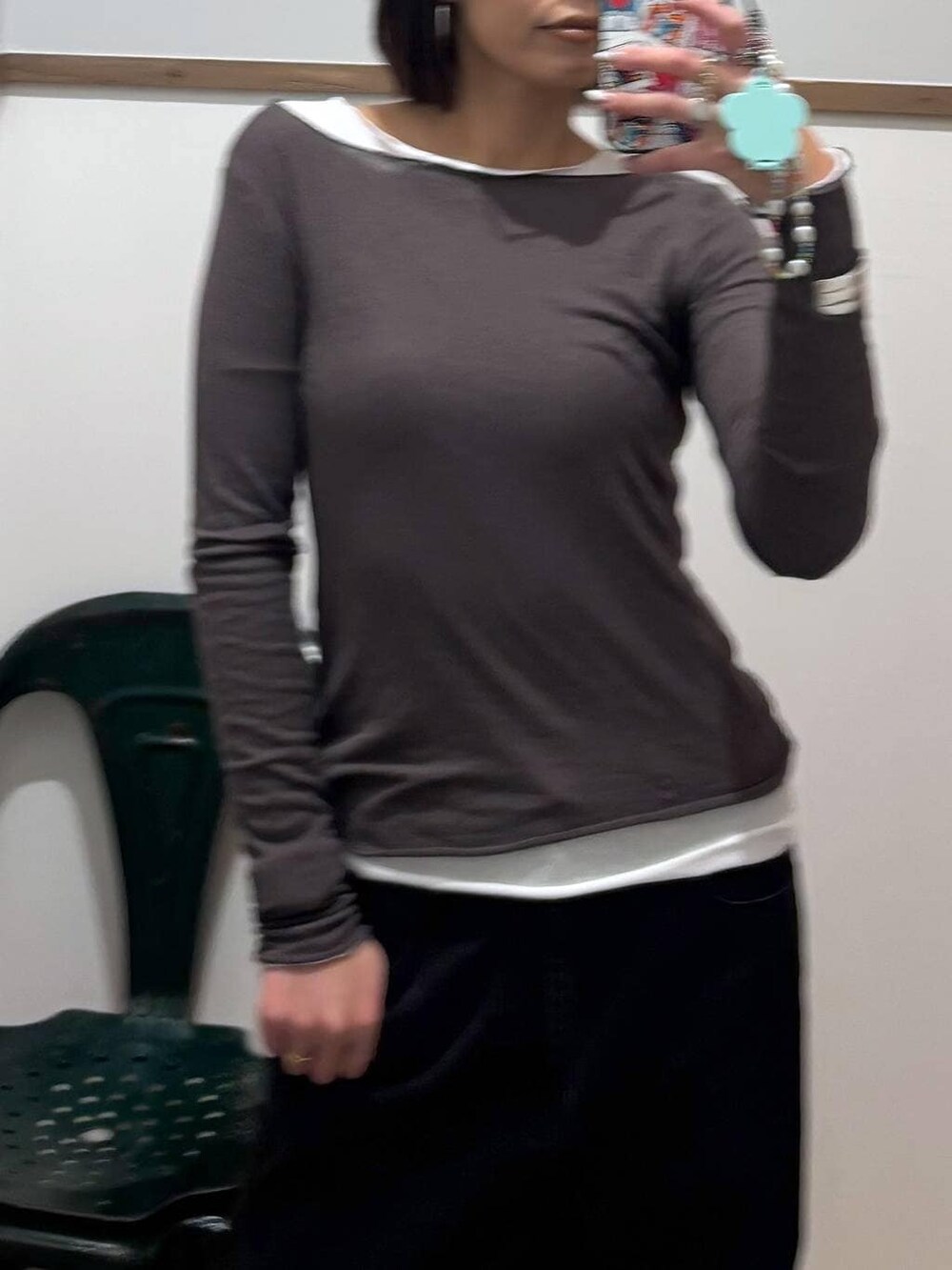 ブラック系のデニムパンツ、ブラック系のスニーカー、ホワイト系のTシャツ/カットソーを着用したレディースの秋コーディネートの4枚目の写真