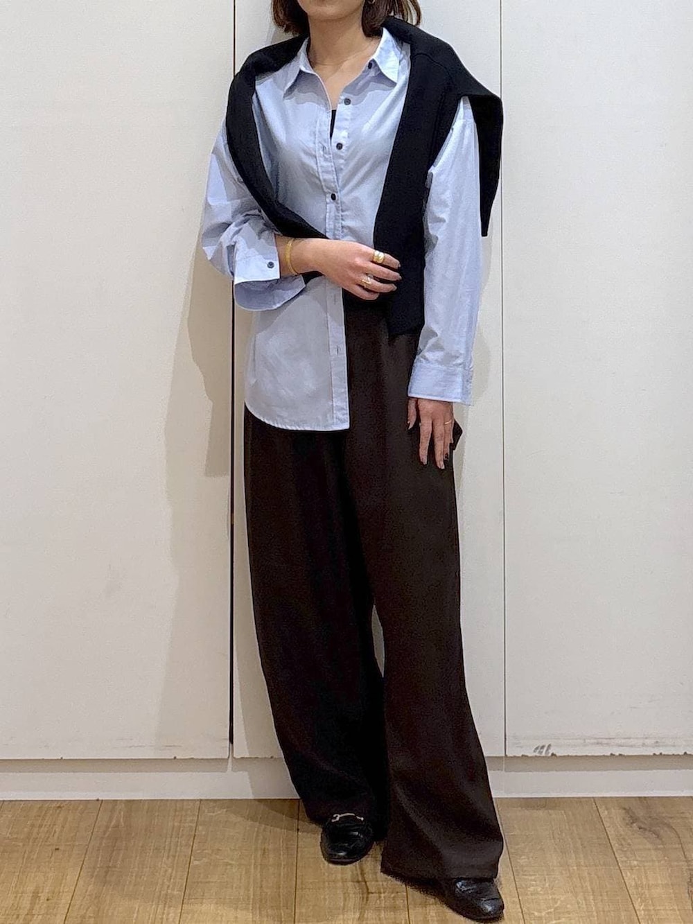 ブラック系のローファー、ブルー系のシャツ/ブラウス、ブラック系のカーディガン/ボレロを着用したレディースの冬コーディネートの2枚目の写真