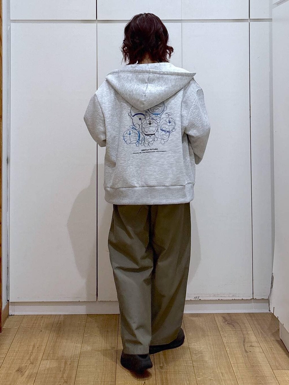 レッド系のTシャツ/カットソー、グリーン系のその他パンツ、グレー系のパーカーを着用したレディースの春コーディネートの4枚目の写真