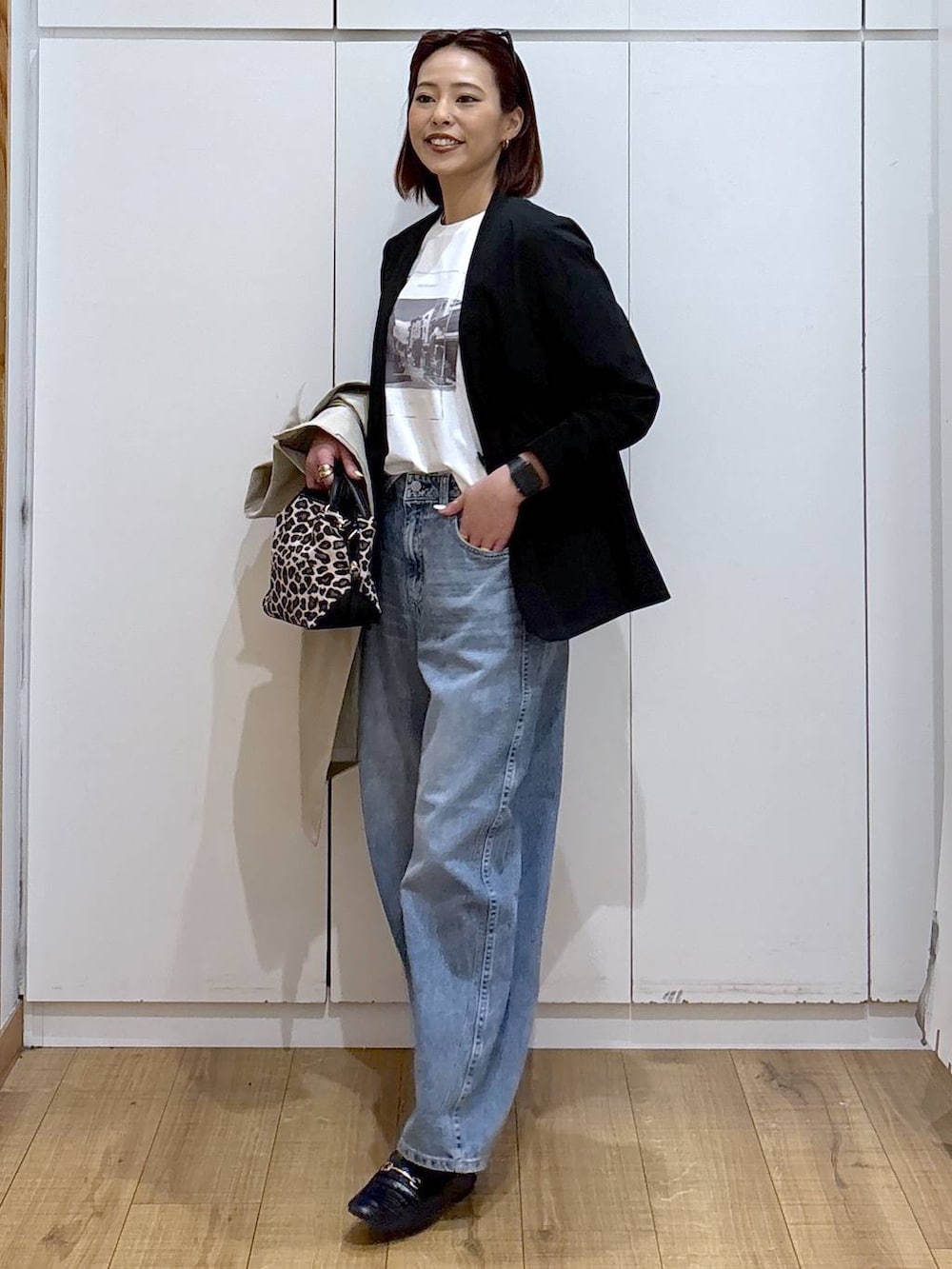 ブラック系のローファー、その他のショルダーバッグ、ブラック系のノーカラージャケットを着用したレディースの春コーディネートの4枚目の写真