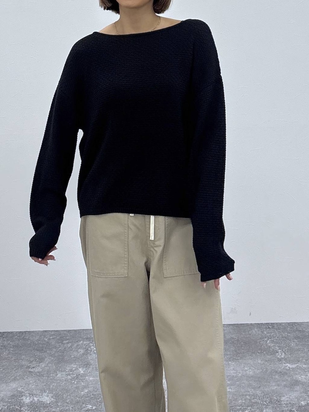 ベージュ系のその他パンツ、ゴールド系のネックレスを着用したレディースの春コーディネートの4枚目の写真