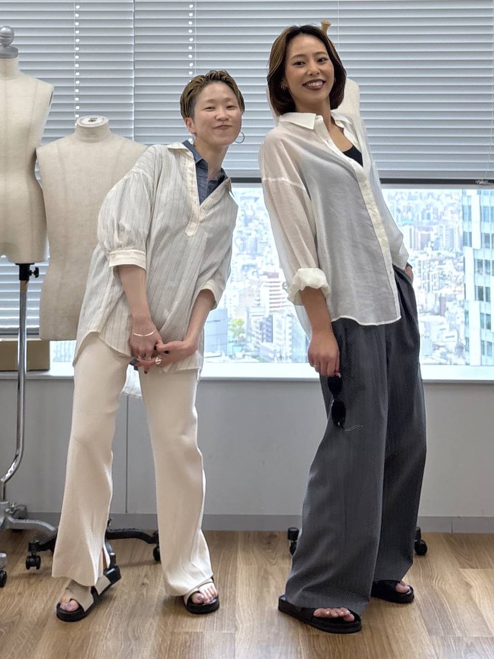 ホワイト系のキャミソール、グレー系のその他パンツ、ホワイト系のシャツ/ブラウスを着用したレディースの春コーディネートの5枚目の写真