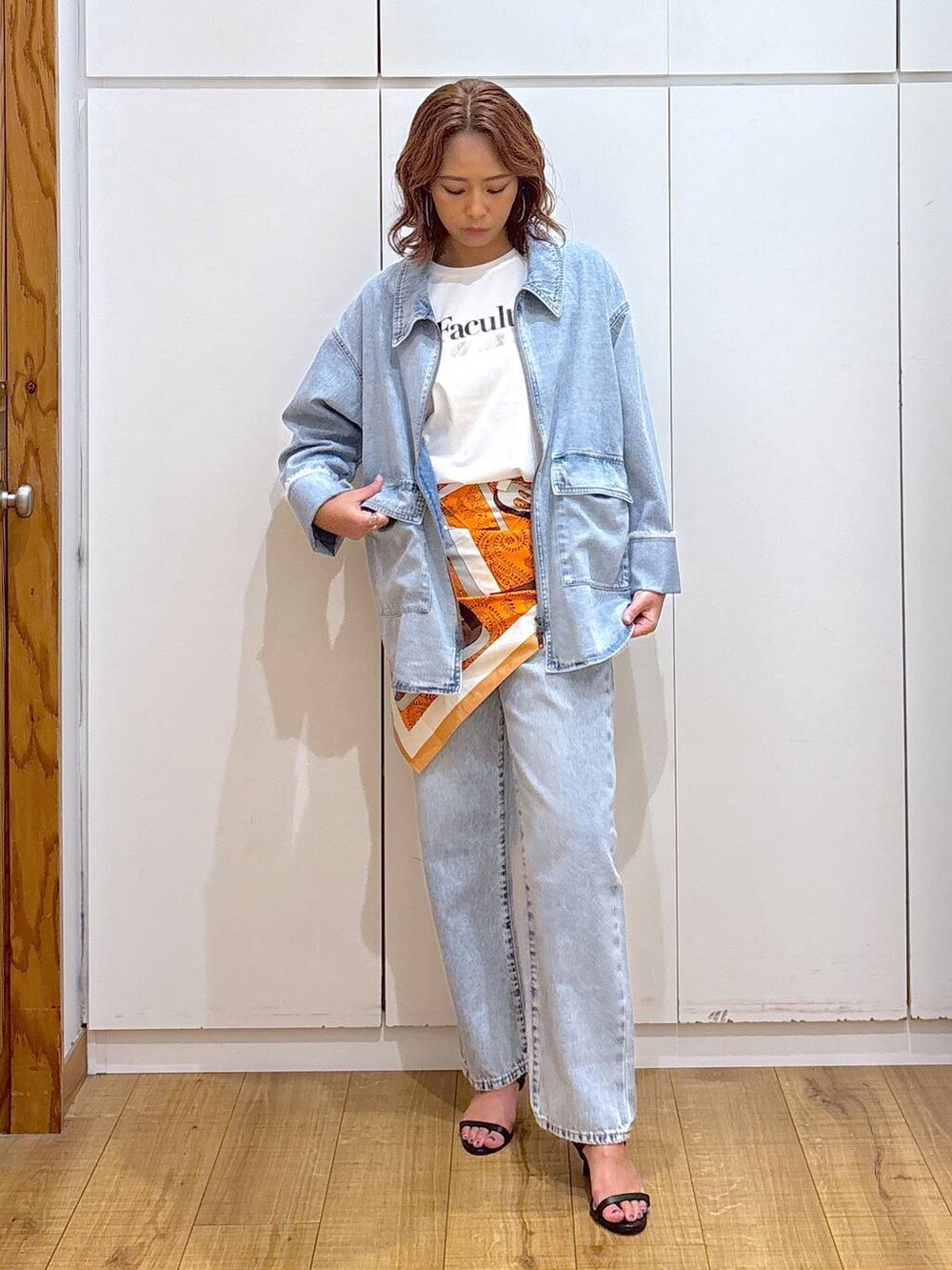 ホワイト系のTシャツ/カットソー、ブルー系のデニムパンツ、ブラック系のサンダルを着用したレディースの夏コーディネートの4枚目の写真