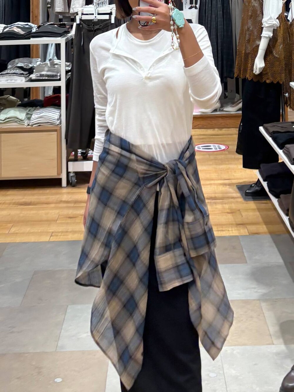 ホワイト系のTシャツ/カットソー、ブラック系のスカート、ベージュ系のシャツ/ブラウスを着用したレディースの夏コーディネートの2枚目の写真