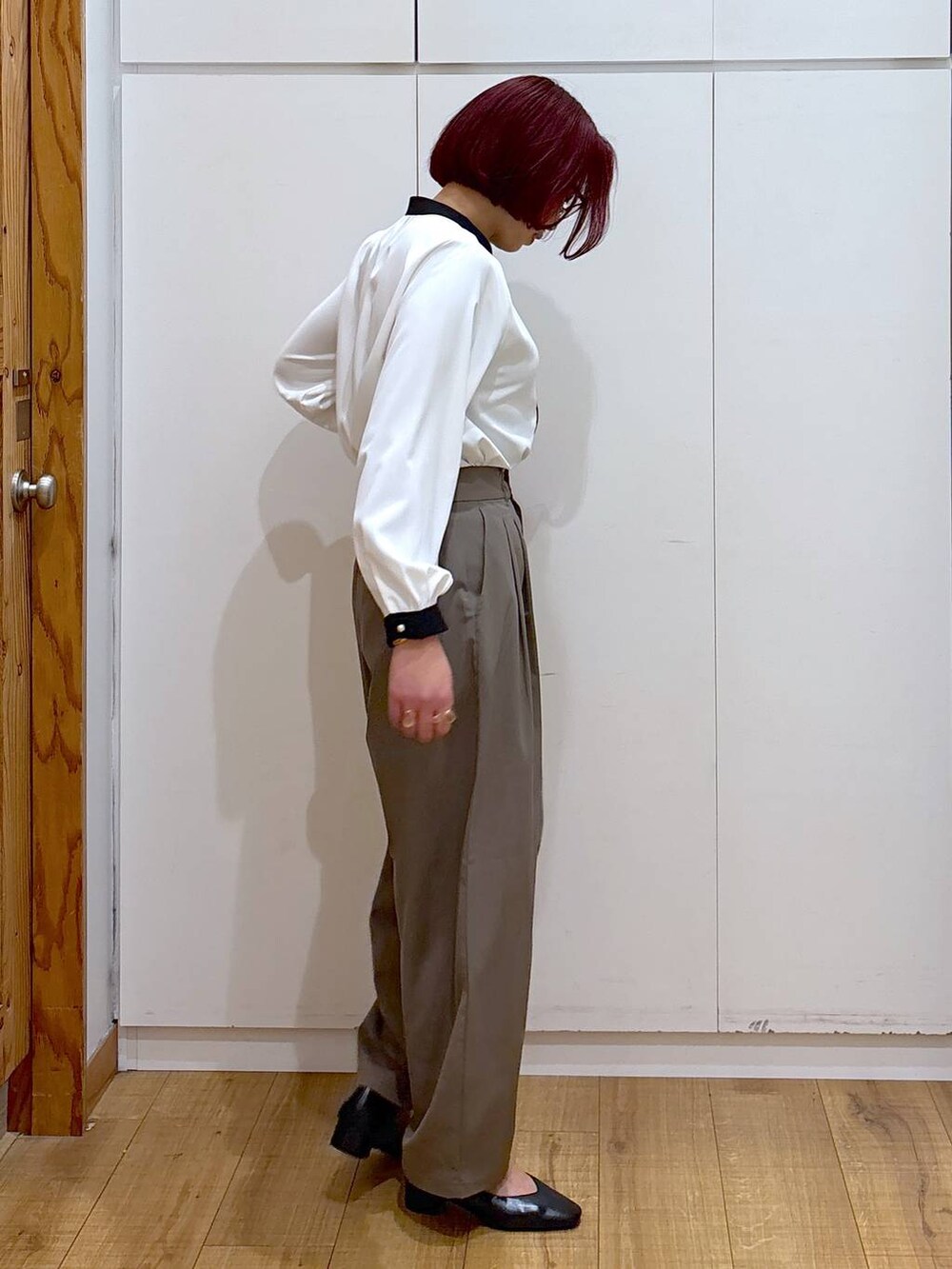 「ブラウス、体型カバー、GLOBAL WORK、トレンチコート、春コーデ、高見え、高身長、ママコーデ、骨格ストレート、着痩せ・細見え」|「GLOBAL WORKのお手入れらくらくパイピングブラウス/133611(シャツ/ブラウス、ホワイト系)」を使った、ココさん(レディース・165cm)の春コーディネートの9枚目の写真