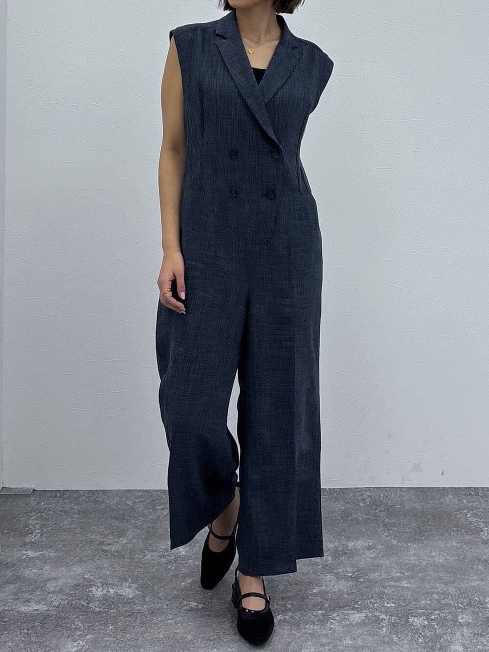 ブラック系のキャミソール、ブラック系のパンプス、ブルー系のつなぎ/オールインワンを着用したレディースの春コーディネートの4枚目の写真