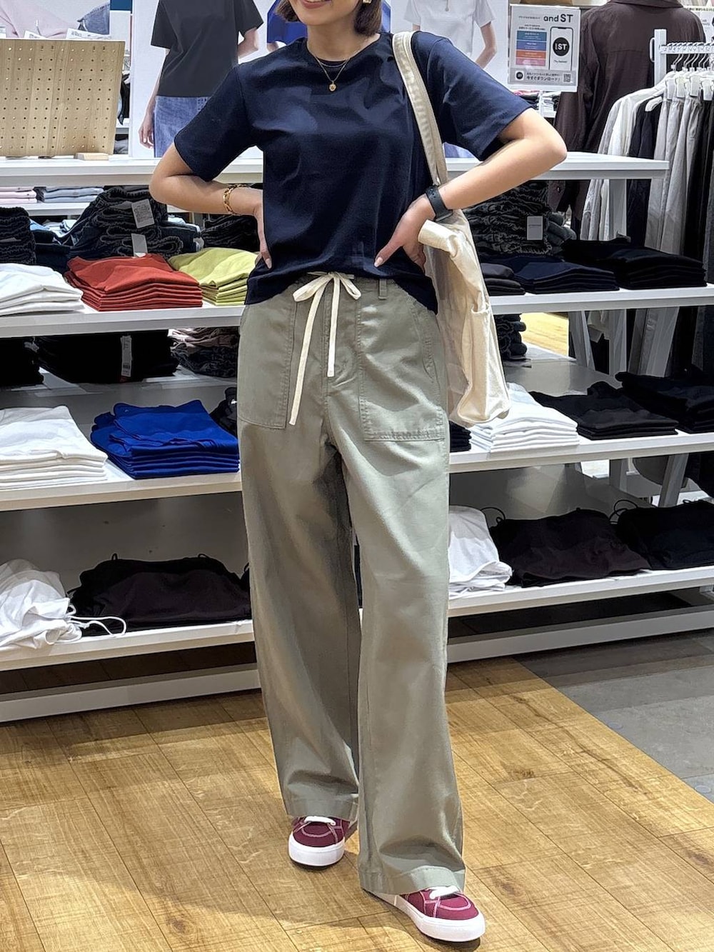 ベージュ系のトートバッグ、ブルー系のTシャツ/カットソー、グリーン系のその他パンツを着用したレディースの春コーディネートの3枚目の写真