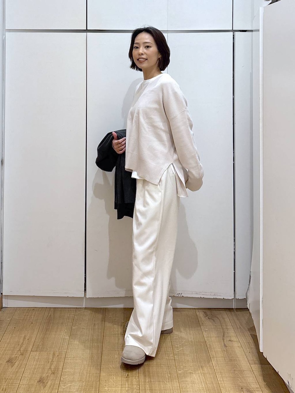 ホワイト系のニット/セーター、ホワイト系のTシャツ/カットソー、グレー系のその他パンツを着用したレディースの冬コーディネートの6枚目の写真