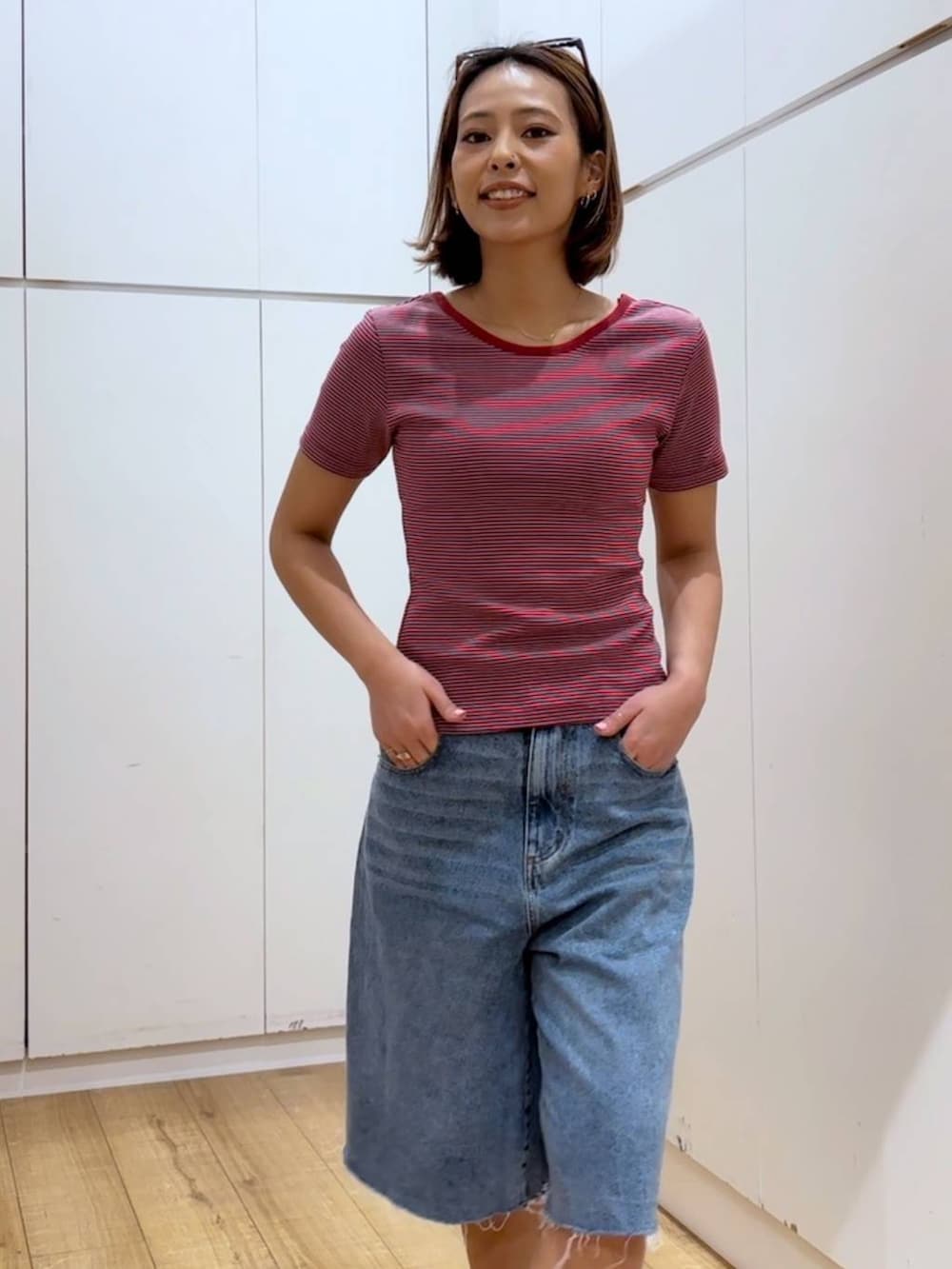 ブルー系のデニムパンツ、レッド系のTシャツ/カットソーを着用したレディースの春コーディネートの2枚目の写真