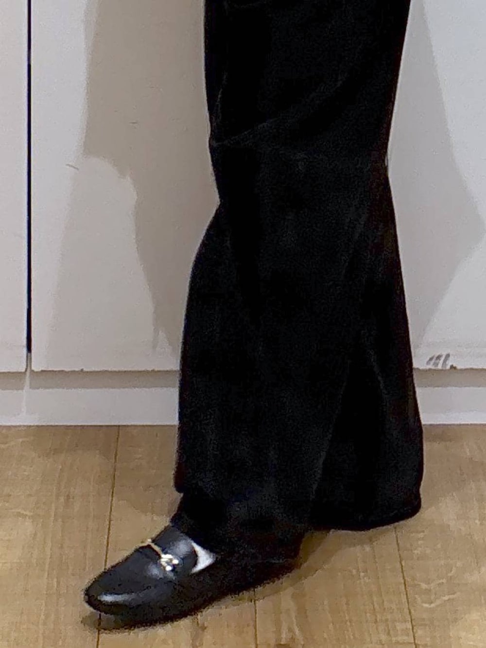 ブラック系のローファー、ホワイト系のシャツ/ブラウス、ブラック系のテーラードジャケットを着用したレディースの春コーディネートの6枚目の写真