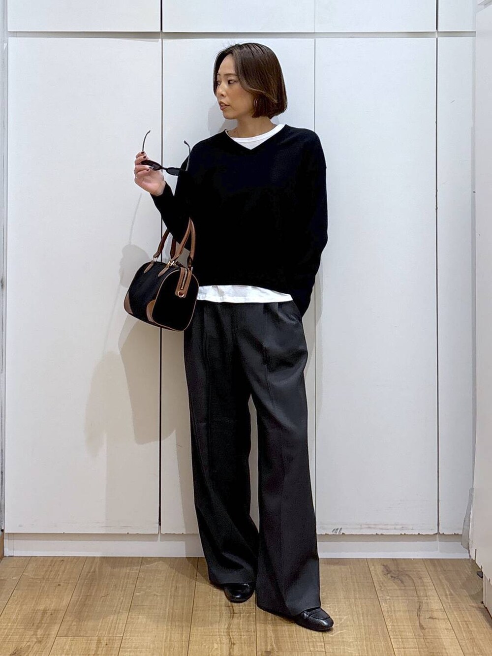 ブラック系のローファー、ブラック系のスウェット、グレー系のその他パンツを着用したレディースの秋コーディネートの2枚目の写真