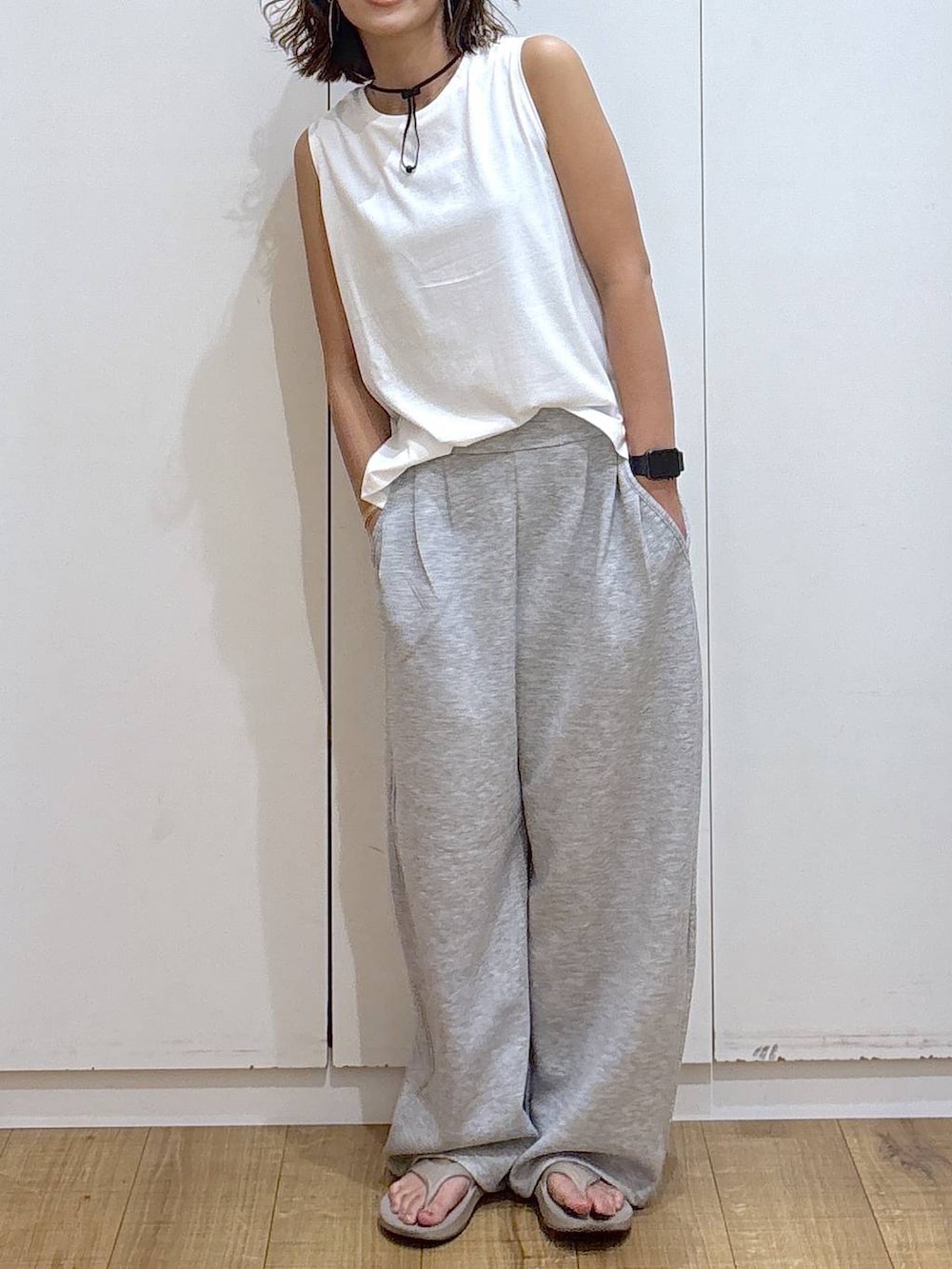その他のタンクトップ、グレー系のその他パンツ、ベージュ系のサンダルを着用したレディースの夏コーディネートの2枚目の写真