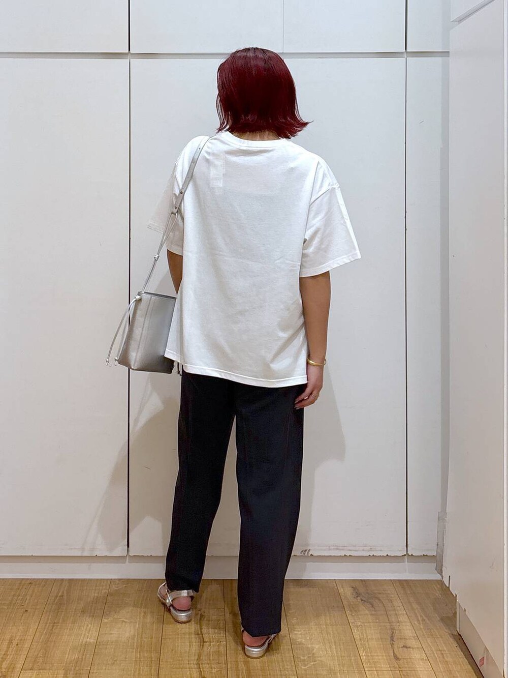 ホワイト系のTシャツ/カットソー、ブラック系のその他パンツ、シルバー系のショルダーバッグを着用したレディースの春コーディネートの5枚目の写真