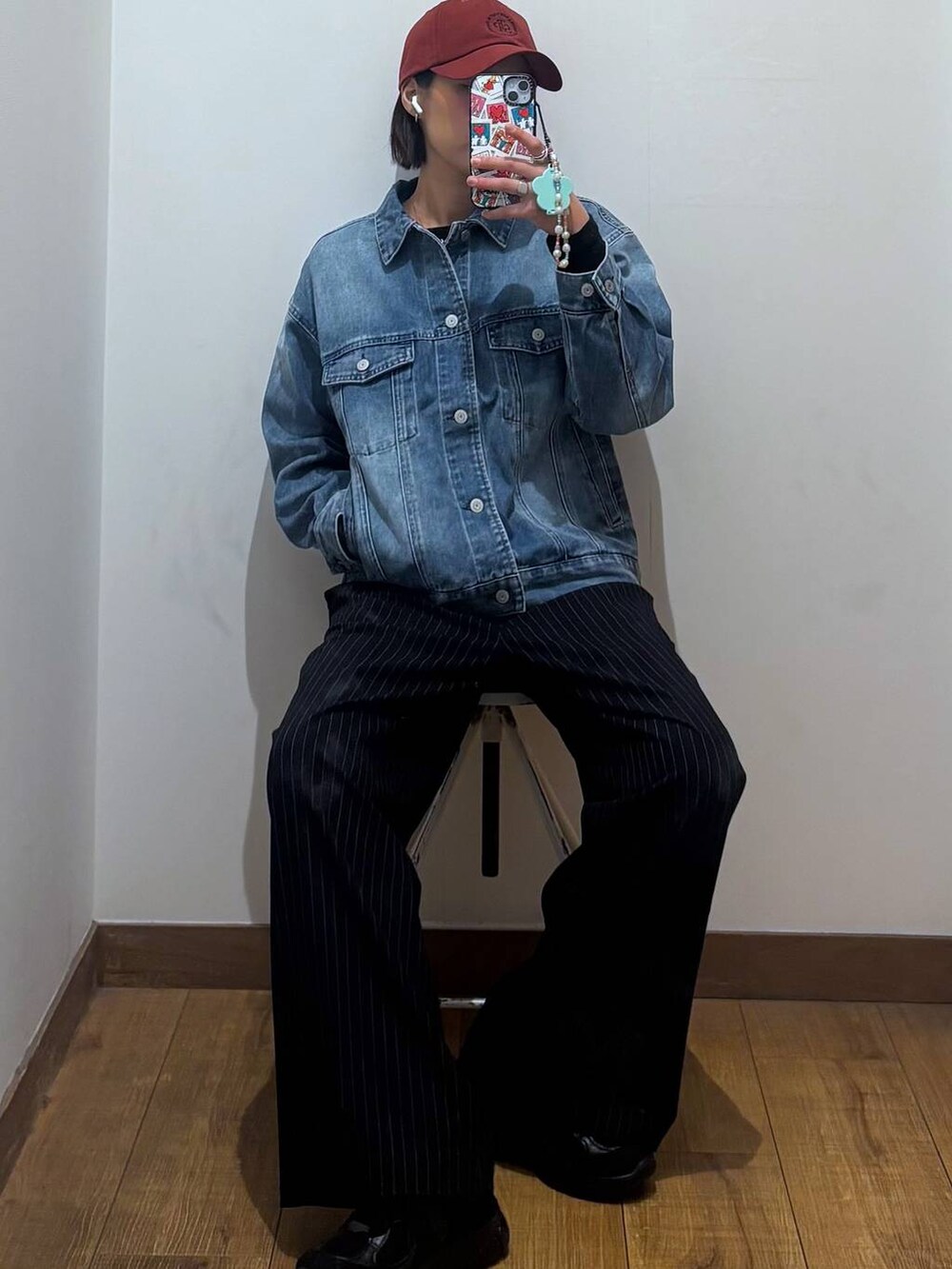 ブルー系のデニムジャケットを着用したレディースの冬コーディネートの4枚目の写真