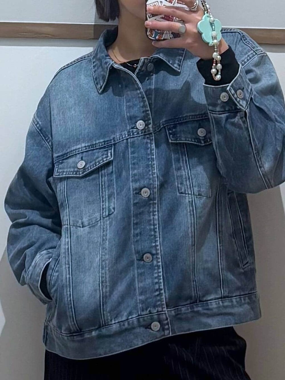 ブルー系のデニムジャケットを着用したレディースの冬コーディネートの3枚目の写真